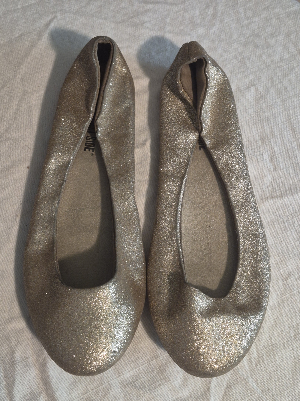 Lower East Side Womens Sparkly Gold Ballet Flats Size 7